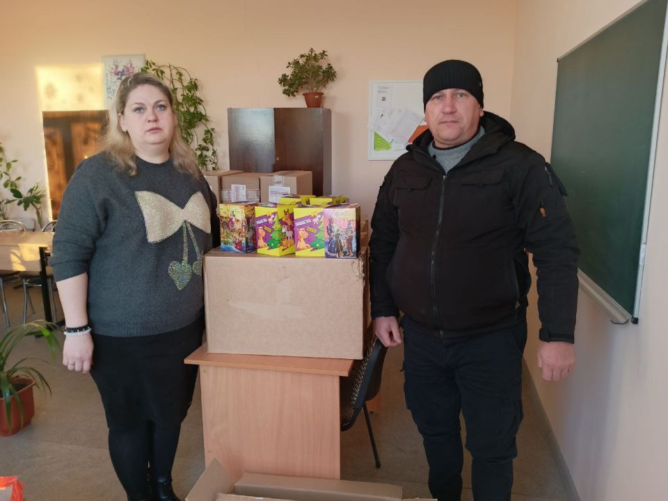 Сладкие подарки для учеников Луганской школы в канун Нового года от администрации городского округа Дебальцево Сладкие подарки для учеников Луганской школы в канун Нового года от администрации городского округа Дебальцево
