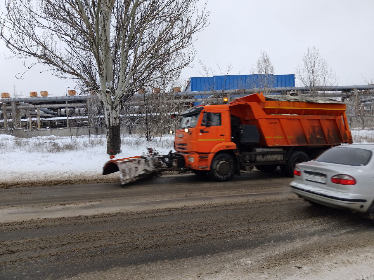 29 декабря, силами МУП АГМ "Перспектива" проводятся работы по зимнему содержанию автодорог в Кировском внутригородском районе 29 декабря, силами МУП АГМ "Перспектива" проводятся работы по зимнему содержанию автодорог в Кировском внутригородском районе