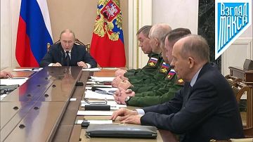 Президент России Владимир Путин провёл совещание, в ходе которого заслушал доклады начальника Генерального штаба Вооружённых Сил Валерия Герасимова и командующих группировками войск об актуальной обстановке в зоне...
