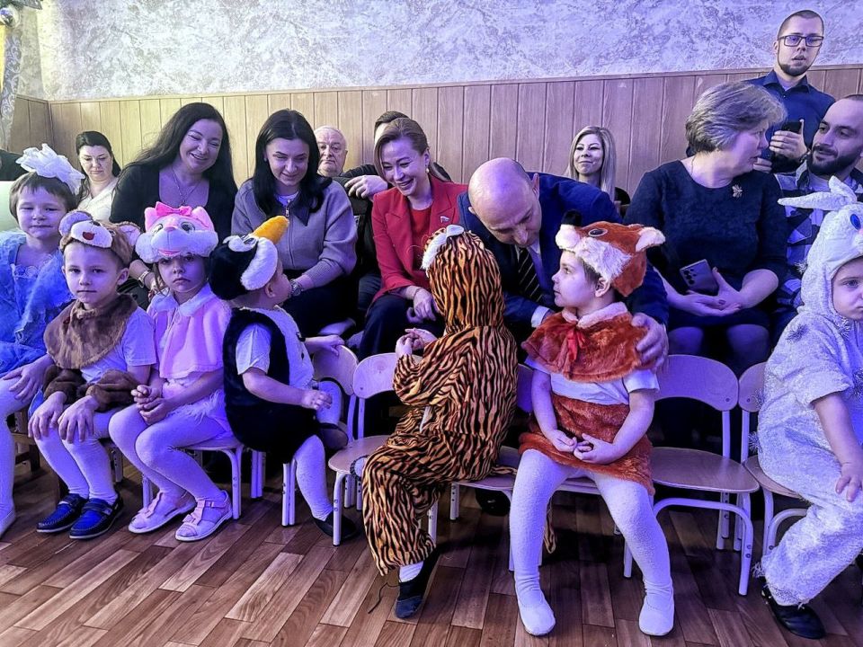 Гурген Малхасян: Сегодня совместно с Натальей Никоноровой, сенатором Российской Федерации, посетили новогодний утренник в Социально-реабилитационном центре для несовершеннолетних города Донецка Гурген Малхасян: Сегодня совместно с Натальей Никоноровой, сенатором Российской Федерации, посетили новогодний утренник в Социально-реабилитационном центре для несовершеннолетних города Донецка