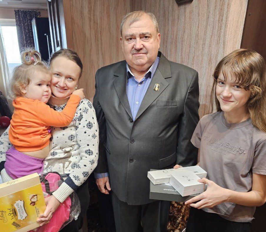 Акция "Дед МороZ zа нас"!. Яркие улыбки и горящие от восторга глаза – вот что можно увидеть на лицах юных дончан, к которым в преддверии новогодних праздников пришли Дед Морозы Донецкого городского совета с долгожданными... Акция "Дед МороZ zа нас"!. Яркие улыбки и горящие от восторга глаза – вот что можно увидеть на лицах юных дончан, к которым в преддверии новогодних праздников пришли Дед Морозы Донецкого городского совета с долгожданными...