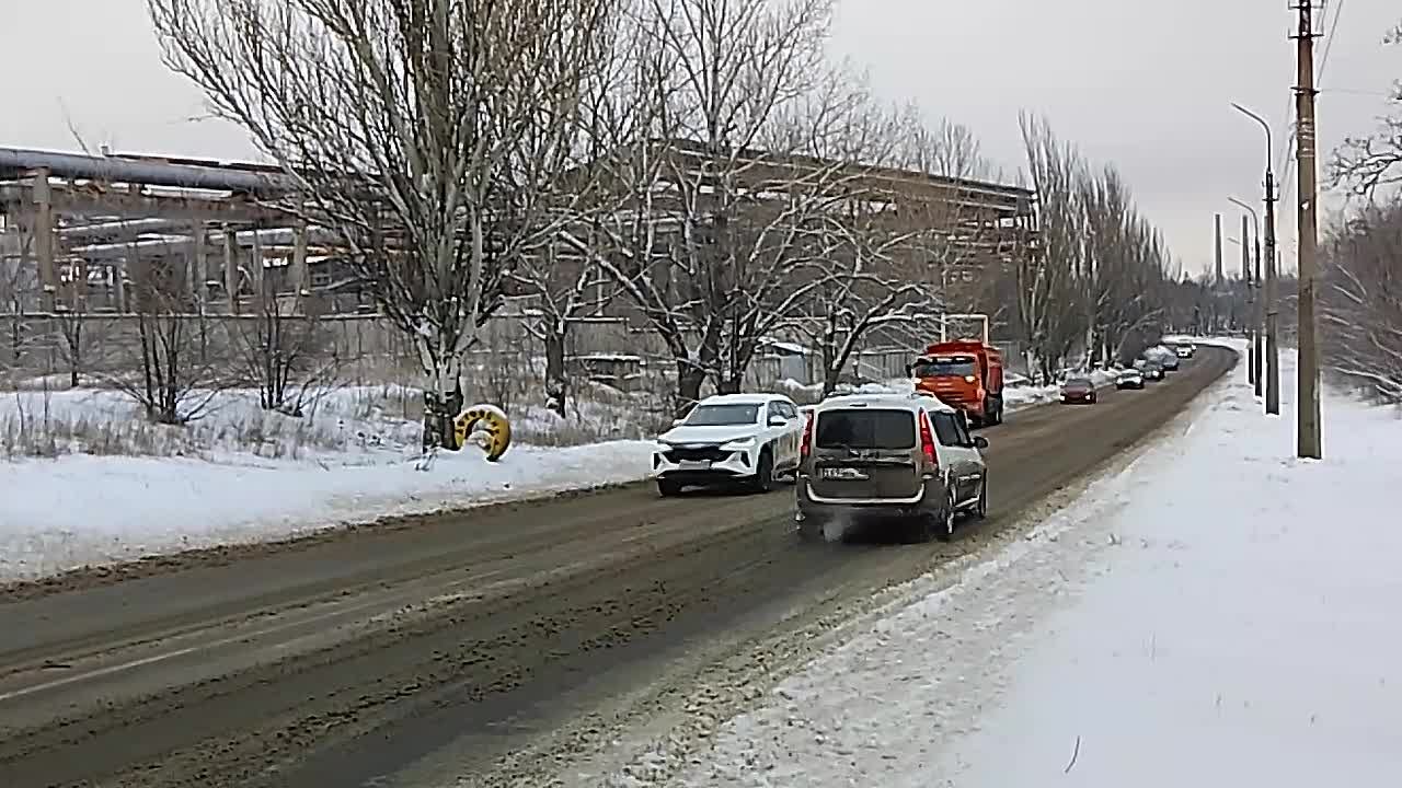 29 декабря, силами МУП АГМ "Перспектива" проводятся работы по зимнему содержанию автодорог в Кировском внутригородском районе