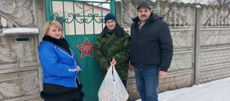 Сегодня, 29 декабря 2025 года, в рамкам проекта "Старшее поколение", реализуемого Единой Россией, руководитель Управы Кировского района Алексей Дмитрюк совместно с депутатом Донецкого городского Совета ДНР Михаилом... Сегодня, 29 декабря 2025 года, в рамкам проекта "Старшее поколение", реализуемого Единой Россией, руководитель Управы Кировского района Алексей Дмитрюк совместно с депутатом Донецкого городского Совета ДНР Михаилом...