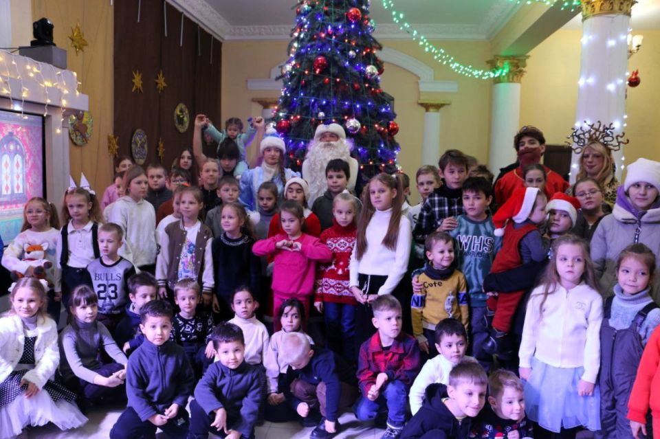 В преддверии Нового года в городах и районах Донецкой Народной Республики прошли праздничные мероприятия, в которых приняли участие дети из семей ветеранов, состоящих на сопровождении в филиале фонда «Защитники Отечества» В преддверии Нового года в городах и районах Донецкой Народной Республики прошли праздничные мероприятия, в которых приняли участие дети из семей ветеранов, состоящих на сопровождении в филиале фонда «Защитники Отечества»