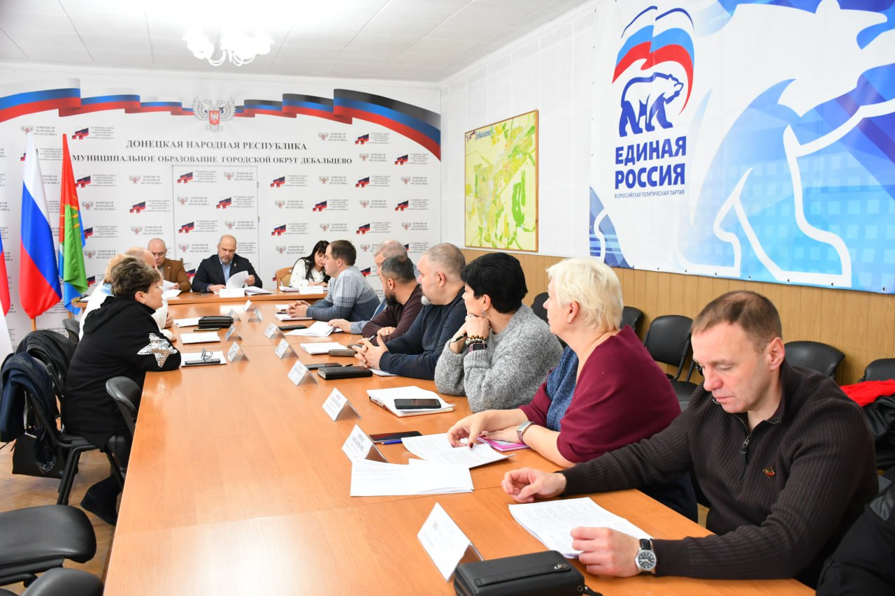 Глава муниципального образования городского округа Дебальцево, секретарь местного отделения Всероссийской политической партии «Единая Россия» Сергей Желновач вместе с руководителем фракции Всероссийской политической партии...