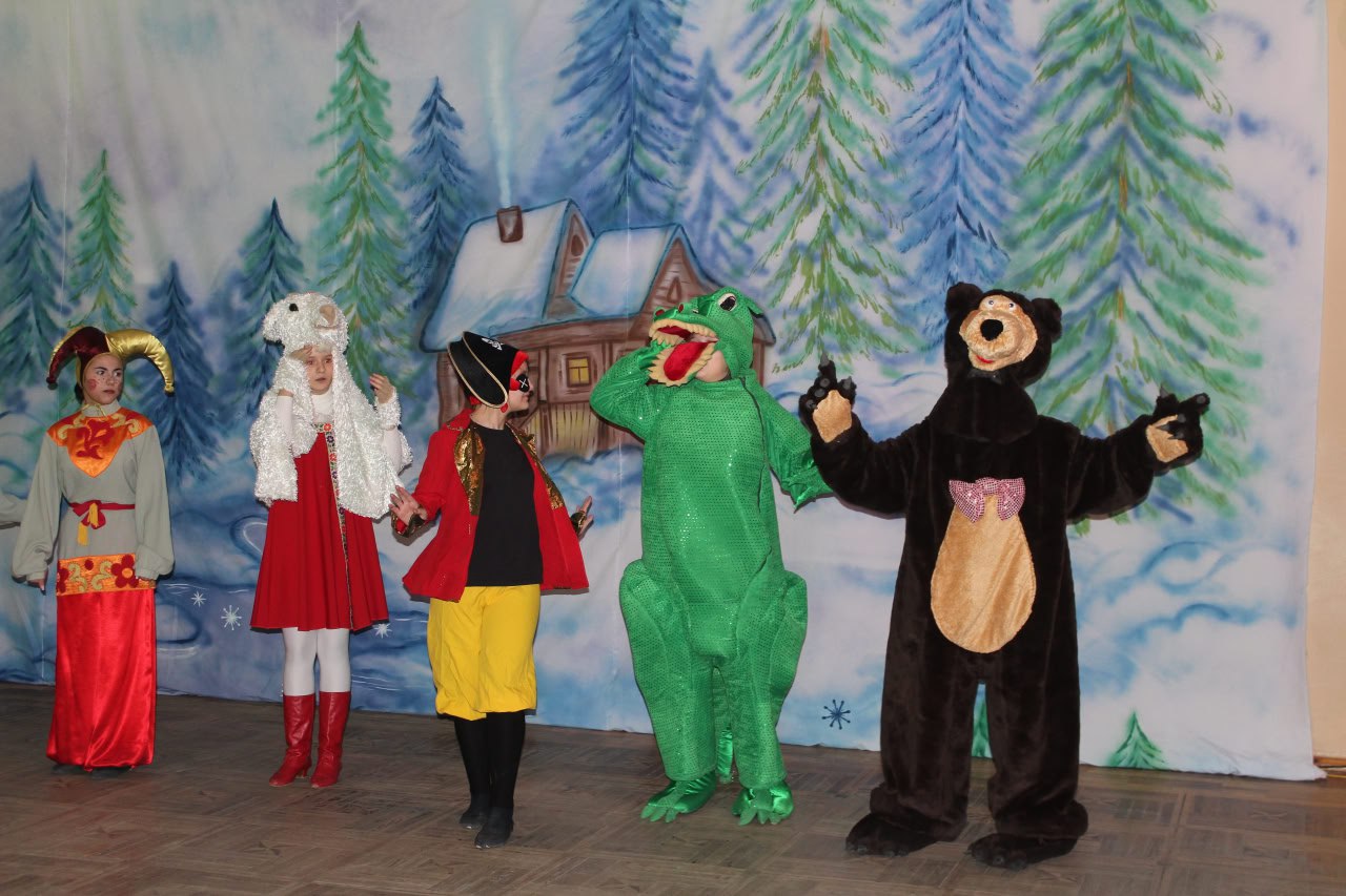 Дед Мороз и Жар-птица на новогоднем утреннике в Комсомольском Дед Мороз и Жар-птица на новогоднем утреннике в Комсомольском