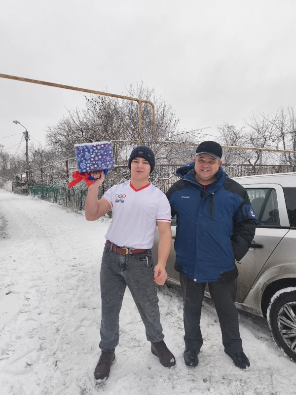 Депутаты Дебальцевского горсовета активно участвуют во всероссийской акции «Ёлка желаний», даря радость детям Депутаты Дебальцевского горсовета активно участвуют во всероссийской акции «Ёлка желаний», даря радость детям