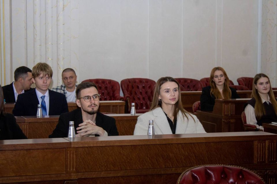 Состоялось итоговое пленарное заседание Молодежного Парламента ДНР в 2025 году Состоялось итоговое пленарное заседание Молодежного Парламента ДНР в 2025 году