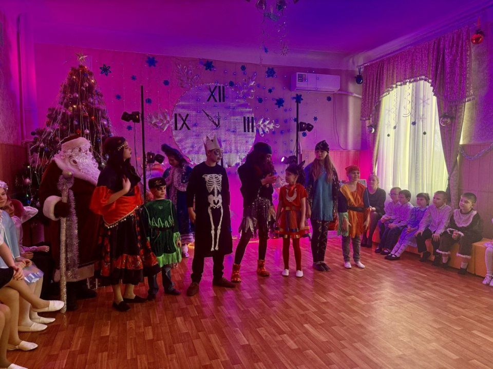 Гурген Малхасян: Сегодня совместно с Натальей Никоноровой, сенатором Российской Федерации, посетили новогодний утренник в Социально-реабилитационном центре для несовершеннолетних города Донецка Гурген Малхасян: Сегодня совместно с Натальей Никоноровой, сенатором Российской Федерации, посетили новогодний утренник в Социально-реабилитационном центре для несовершеннолетних города Донецка