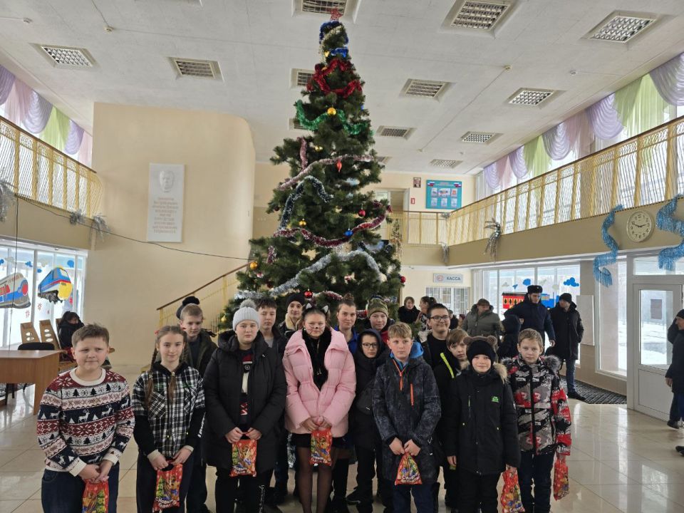 В преддверии Нового года на Детской железной дороге Донецкого филиала ФГУП «ЖДН» царила настоящая праздничная сказка! Юные железнодорожники собрались вместе, чтобы отметить его в особенной атмосфере В преддверии Нового года на Детской железной дороге Донецкого филиала ФГУП «ЖДН» царила настоящая праздничная сказка! Юные железнодорожники собрались вместе, чтобы отметить его в особенной атмосфере