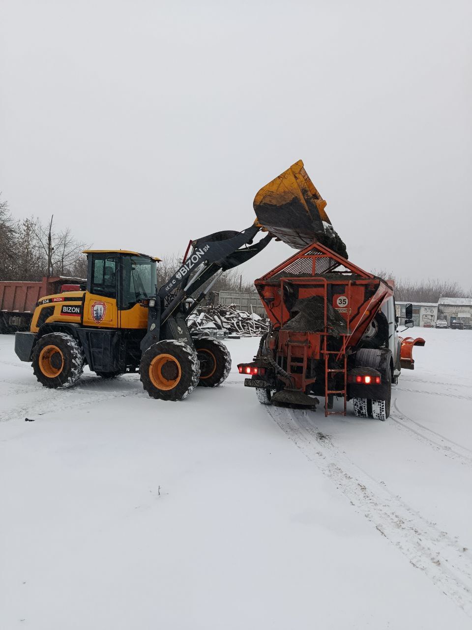 В Кировском ведется работа по борьбе с гололедом