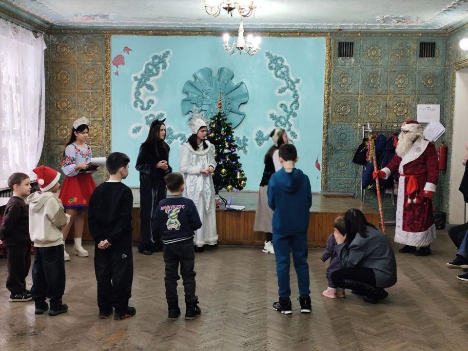 В Старобешевском округе детям участников СВО подарили новогоднюю сказку В Старобешевском округе детям участников СВО подарили новогоднюю сказку