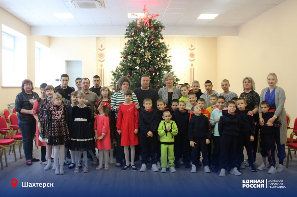 Новогодние поздравления для детей из социальных учреждений Шахтёрска Новогодние поздравления для детей из социальных учреждений Шахтёрска