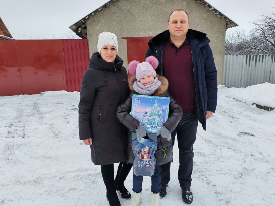 "Детям - от всего сердца". В преддверии Нового года Председатель Торезского городского совета Александр Казмерчук совместно с руководителем аппарата Торезского городского совета Ириной Шевчук оказали поддержку детям с... "Детям - от всего сердца". В преддверии Нового года Председатель Торезского городского совета Александр Казмерчук совместно с руководителем аппарата Торезского городского совета Ириной Шевчук оказали поддержку детям с...