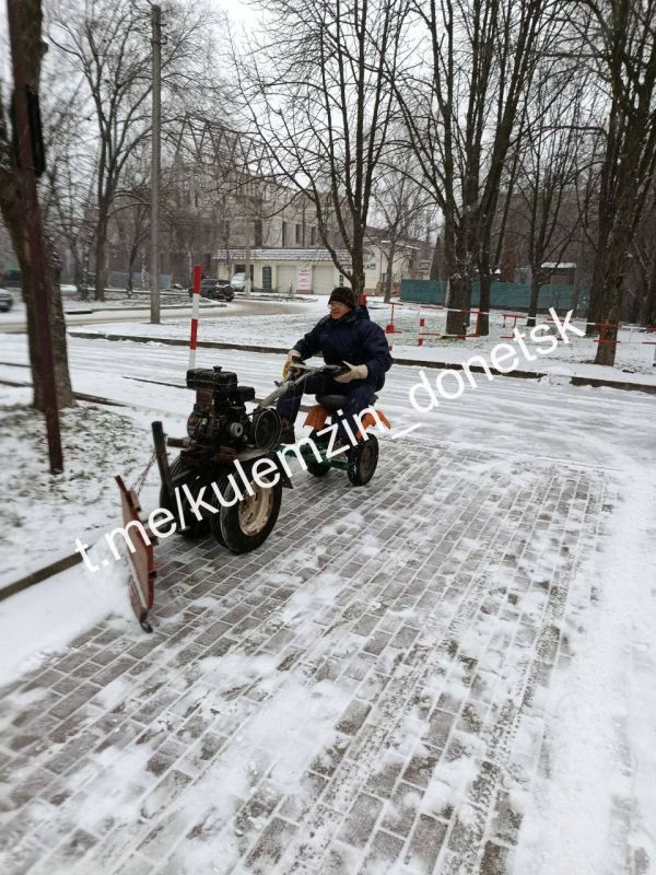 Сотрудники Дирекции парков проводят активную работу по расчистке территорий от снега Сотрудники Дирекции парков проводят активную работу по расчистке территорий от снега