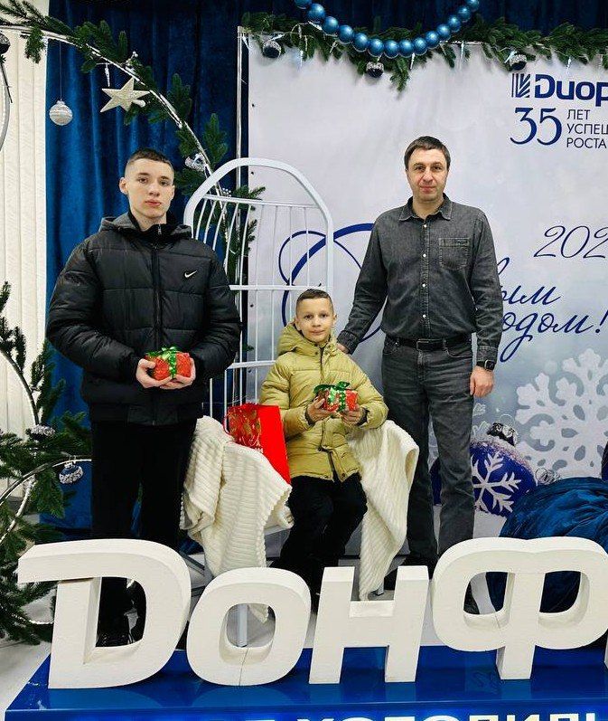 Акция "Дед МороZ zа нас"!. Яркие улыбки и горящие от восторга глаза – вот что можно увидеть на лицах юных дончан, к которым в преддверии новогодних праздников пришли Дед Морозы Донецкого городского совета с долгожданными... Акция "Дед МороZ zа нас"!. Яркие улыбки и горящие от восторга глаза – вот что можно увидеть на лицах юных дончан, к которым в преддверии новогодних праздников пришли Дед Морозы Донецкого городского совета с долгожданными...