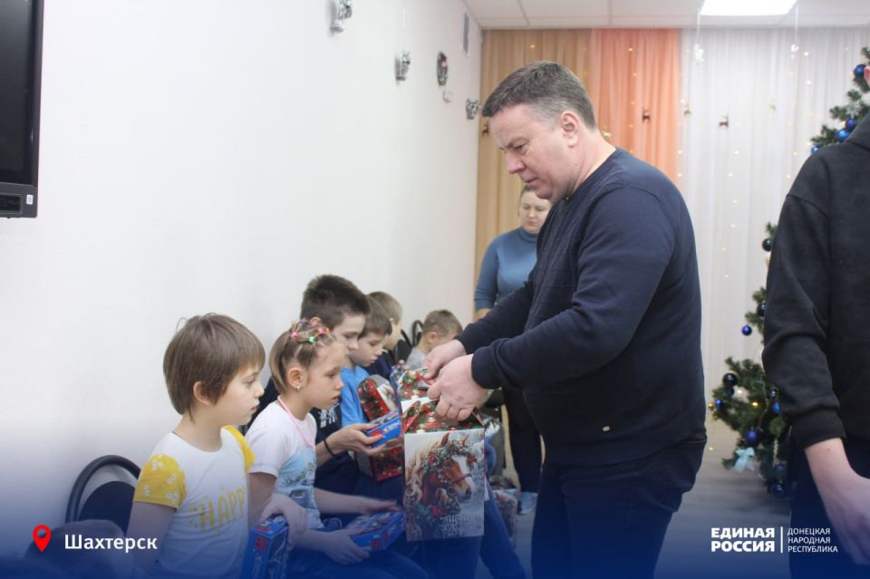 Новогодние поздравления для детей из социальных учреждений Шахтёрска Новогодние поздравления для детей из социальных учреждений Шахтёрска
