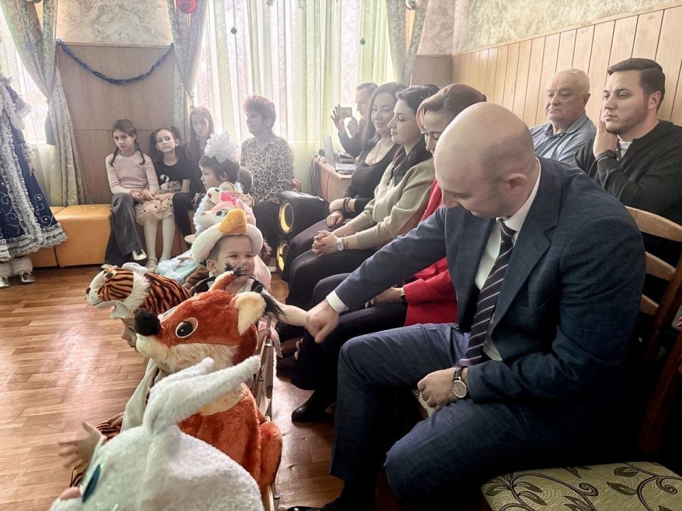 Гурген Малхасян: Сегодня совместно с Натальей Никоноровой, сенатором Российской Федерации, посетили новогодний утренник в Социально-реабилитационном центре для несовершеннолетних города Донецка Гурген Малхасян: Сегодня совместно с Натальей Никоноровой, сенатором Российской Федерации, посетили новогодний утренник в Социально-реабилитационном центре для несовершеннолетних города Донецка