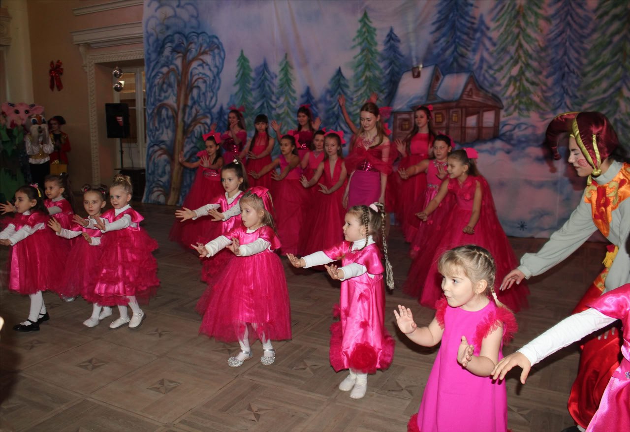 Дед Мороз и Жар-птица на новогоднем утреннике в Комсомольском Дед Мороз и Жар-птица на новогоднем утреннике в Комсомольском