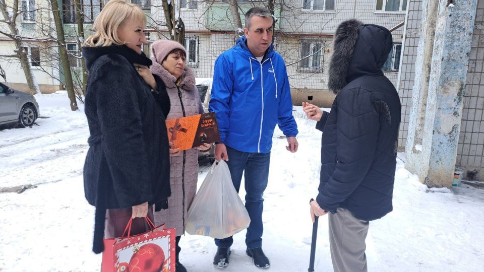 Сегодня, 29 декабря 2025 года, в рамкам проекта "Старшее поколение", реализуемого Единой Россией, руководитель Управы Кировского района Алексей Дмитрюк совместно с депутатом Донецкого городского Совета ДНР Михаилом... Сегодня, 29 декабря 2025 года, в рамкам проекта "Старшее поколение", реализуемого Единой Россией, руководитель Управы Кировского района Алексей Дмитрюк совместно с депутатом Донецкого городского Совета ДНР Михаилом...