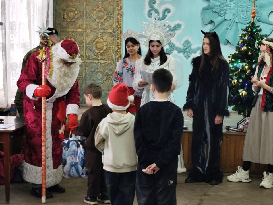 В Старобешевском округе детям участников СВО подарили новогоднюю сказку В Старобешевском округе детям участников СВО подарили новогоднюю сказку