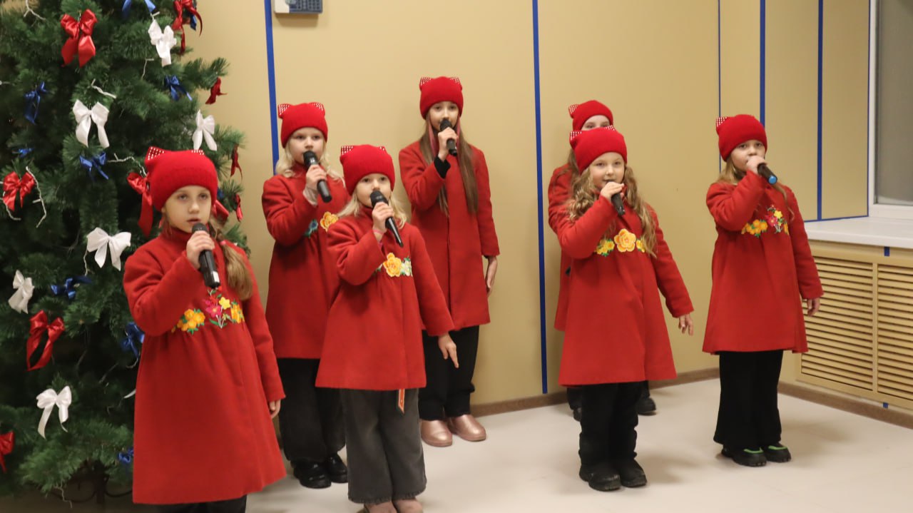 В МБУК "ВО ЦТИ “ЮНОСТЬ” царила настоящая новогодняя атмосфера! Ребята с радостью открыли двери для всех желающих и торжественно зажгли огни на нашей праздничной ёлке В МБУК "ВО ЦТИ “ЮНОСТЬ” царила настоящая новогодняя атмосфера! Ребята с радостью открыли двери для всех желающих и торжественно зажгли огни на нашей праздничной ёлке
