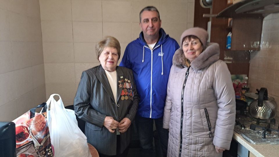 Сегодня, 29 декабря 2025 года, в рамкам проекта "Старшее поколение", реализуемого Единой Россией, руководитель Управы Кировского района Алексей Дмитрюк совместно с депутатом Донецкого городского Совета ДНР Михаилом... Сегодня, 29 декабря 2025 года, в рамкам проекта "Старшее поколение", реализуемого Единой Россией, руководитель Управы Кировского района Алексей Дмитрюк совместно с депутатом Донецкого городского Совета ДНР Михаилом...