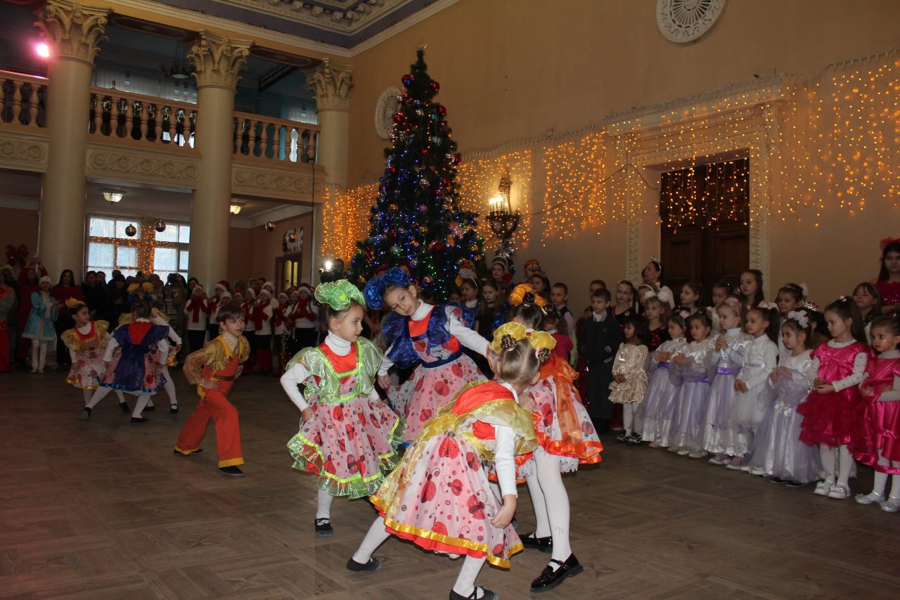 Дед Мороз и Жар-птица на новогоднем утреннике в Комсомольском Дед Мороз и Жар-птица на новогоднем утреннике в Комсомольском