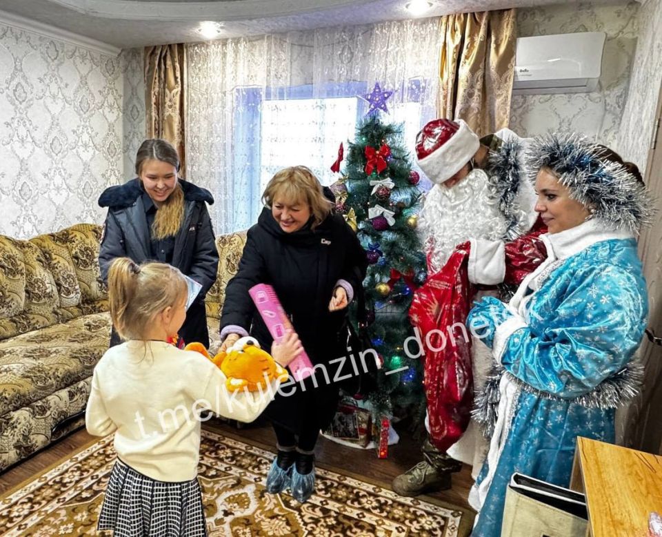 В преддверии новогодних праздников, управление опеки и попечительства администрации г.о. Донецк совместно с Донецким линейным отделом МВД РФ на транспорте провели акцию «Полицейский Дед Мороз» В преддверии новогодних праздников, управление опеки и попечительства администрации г.о. Донецк совместно с Донецким линейным отделом МВД РФ на транспорте провели акцию «Полицейский Дед Мороз»