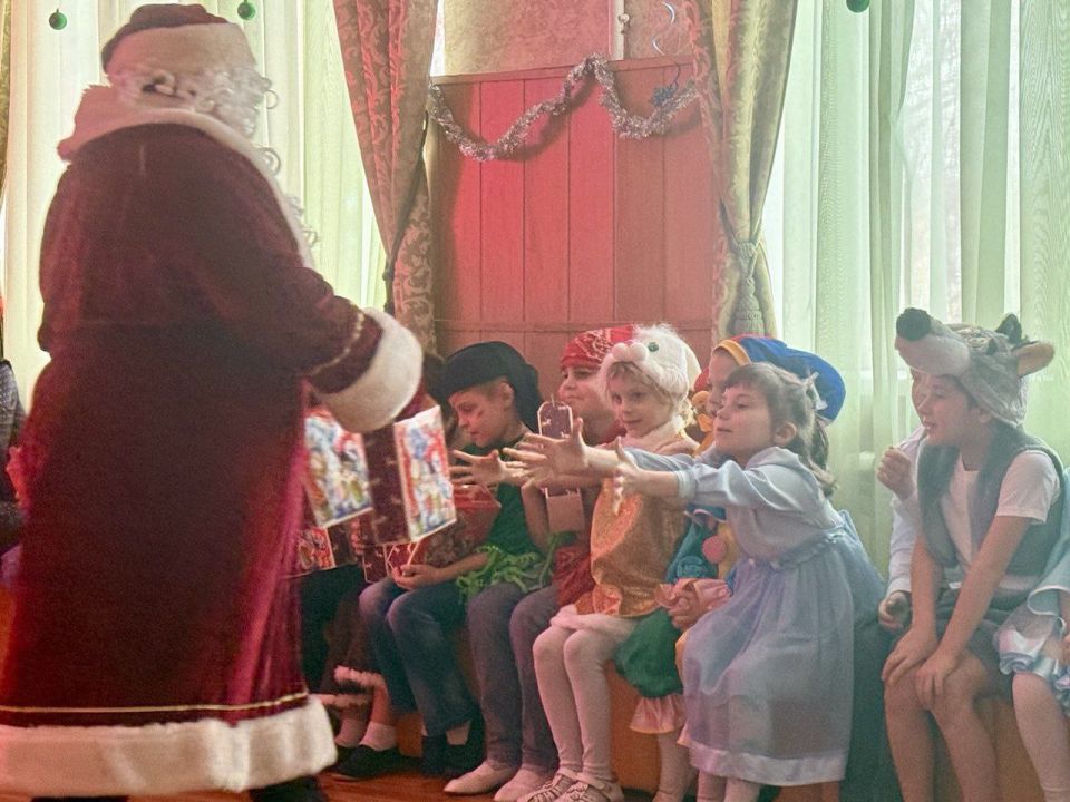 Гурген Малхасян: Сегодня совместно с Натальей Никоноровой, сенатором Российской Федерации, посетили новогодний утренник в Социально-реабилитационном центре для несовершеннолетних города Донецка Гурген Малхасян: Сегодня совместно с Натальей Никоноровой, сенатором Российской Федерации, посетили новогодний утренник в Социально-реабилитационном центре для несовершеннолетних города Донецка