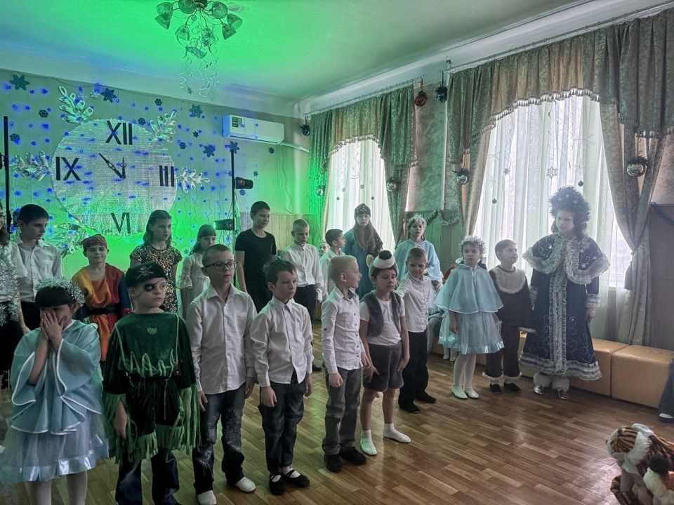 Гурген Малхасян: Сегодня совместно с Натальей Никоноровой, сенатором Российской Федерации, посетили новогодний утренник в Социально-реабилитационном центре для несовершеннолетних города Донецка Гурген Малхасян: Сегодня совместно с Натальей Никоноровой, сенатором Российской Федерации, посетили новогодний утренник в Социально-реабилитационном центре для несовершеннолетних города Донецка