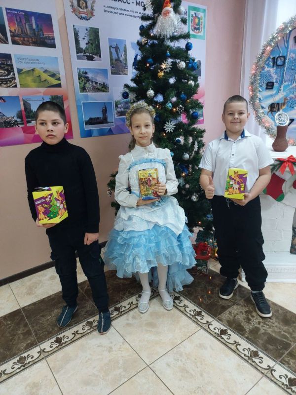 Сладкие подарки для учеников Луганской школы в канун Нового года от администрации городского округа Дебальцево Сладкие подарки для учеников Луганской школы в канун Нового года от администрации городского округа Дебальцево