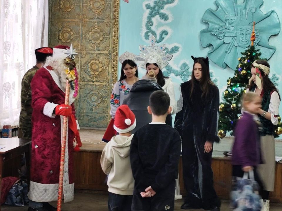 В Старобешевском округе детям участников СВО подарили новогоднюю сказку В Старобешевском округе детям участников СВО подарили новогоднюю сказку