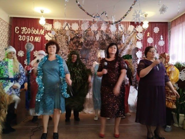 Новогоднее волшебство в Комплексном центре социального обслуживания города Снежное Новогоднее волшебство в Комплексном центре социального обслуживания города Снежное