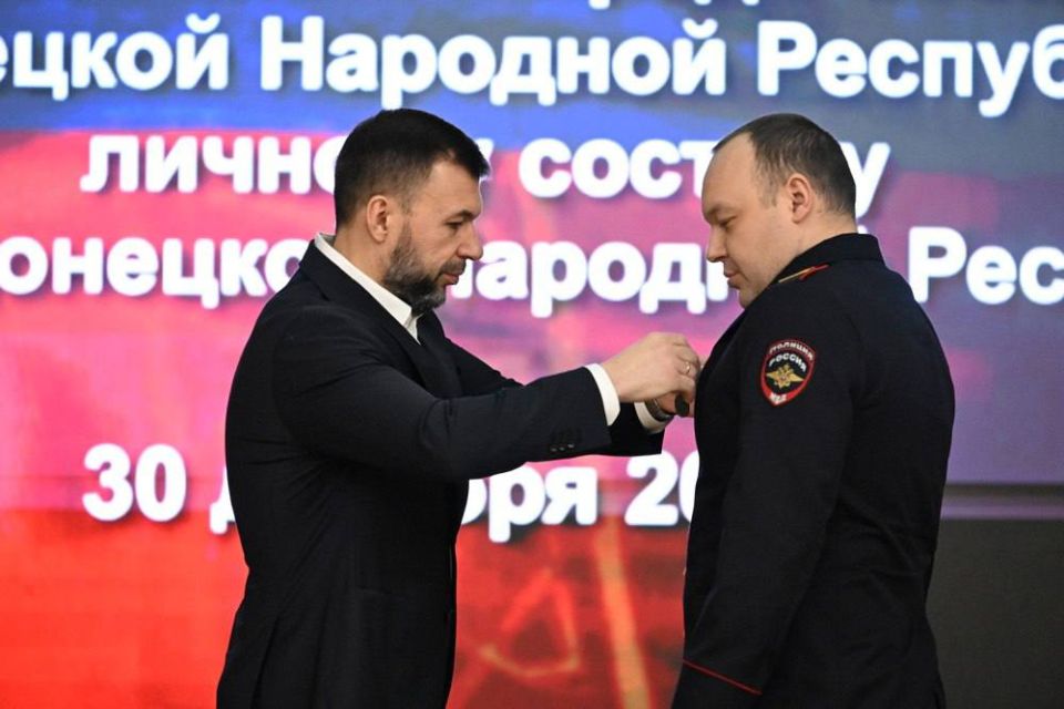 Денис Пушилин наградил сотрудников МВД медалью «За храбрость» IV степени, обезвредивших вооруженного преступника в одном из супермаркетов Донецка Денис Пушилин наградил сотрудников МВД медалью «За храбрость» IV степени, обезвредивших вооруженного преступника в одном из супермаркетов Донецка