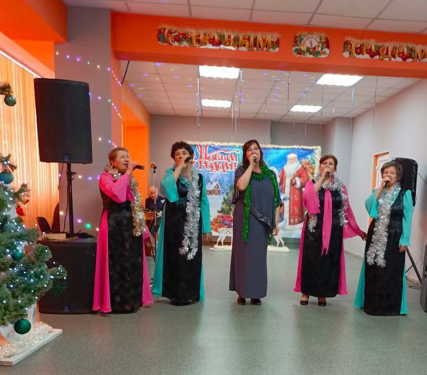 Новый год с каждым часом приближается Новый год с каждым часом приближается
