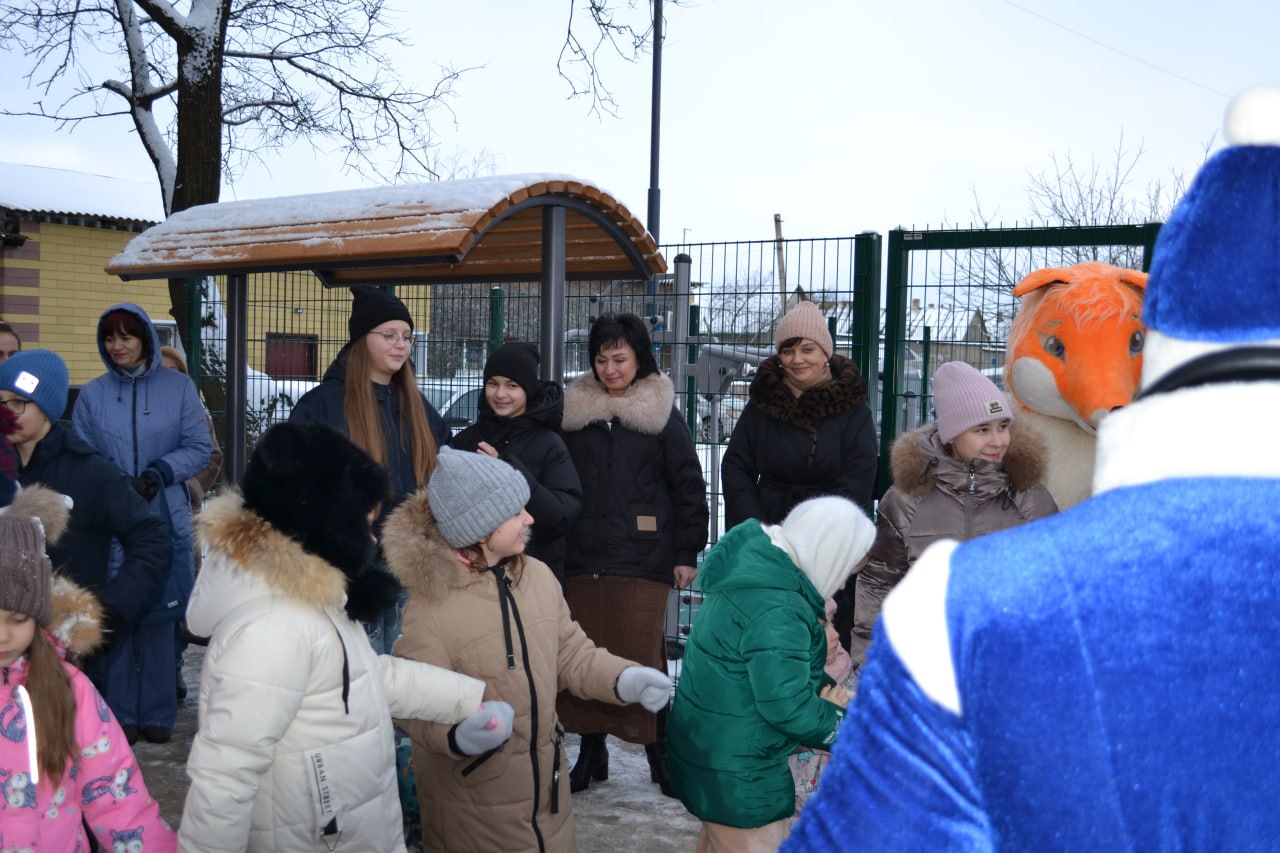 Наталья Великодная: С руководителем регионального партийного проекта «Единой России» «Дети Донбасса» Еленой Никитиной открыли новую благоустроенную общественную территорию возле многоквартирного жилого дома в Тельманово по... Наталья Великодная: С руководителем регионального партийного проекта «Единой России» «Дети Донбасса» Еленой Никитиной открыли новую благоустроенную общественную территорию возле многоквартирного жилого дома в Тельманово по...