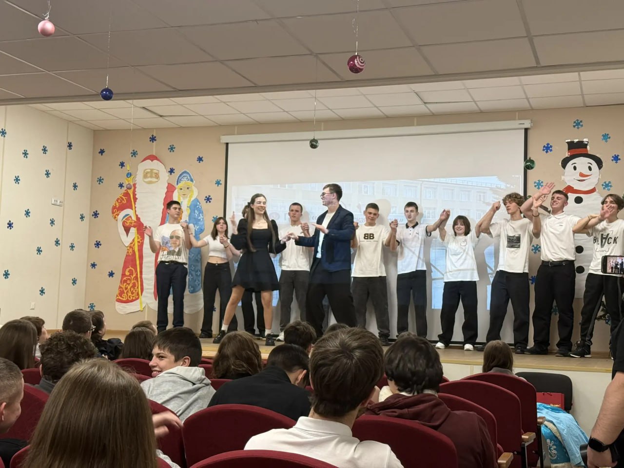 29 декабря в Тельмановской гимназии царил юмористический переполох! Состоялся традиционный новогодний КВН «Новогодняя перезагрузка», который собрал на одной сцене яркие и креативные команды из 11 класса и сборная команда... 29 декабря в Тельмановской гимназии царил юмористический переполох! Состоялся традиционный новогодний КВН «Новогодняя перезагрузка», который собрал на одной сцене яркие и креативные команды из 11 класса и сборная команда...