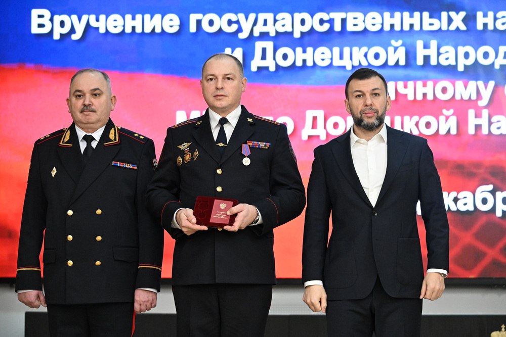 Глава ДНР Денис Пушилин наградил медалью «За храбрость» IV степени сотрудников МВД, обезвредивших вооруженного преступника в одном из супермаркетов Донецка