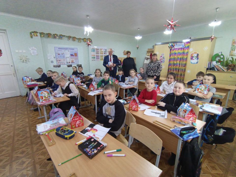 Борис Литвинов и Станислав Ретинский привезли школьникам Донецка новогодние подарки Борис Литвинов и Станислав Ретинский привезли школьникам Донецка новогодние подарки