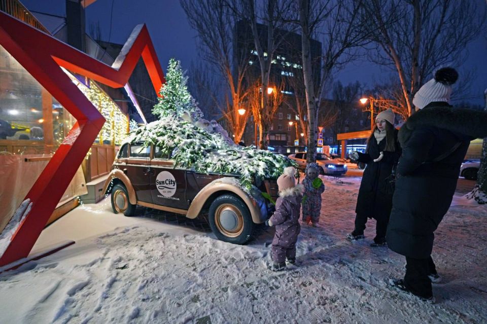 Корреспондент «КП Донецк» запечатлел, как преобразилась столица ДНР к Новому году Корреспондент «КП Донецк» запечатлел, как преобразилась столица ДНР к Новому году
