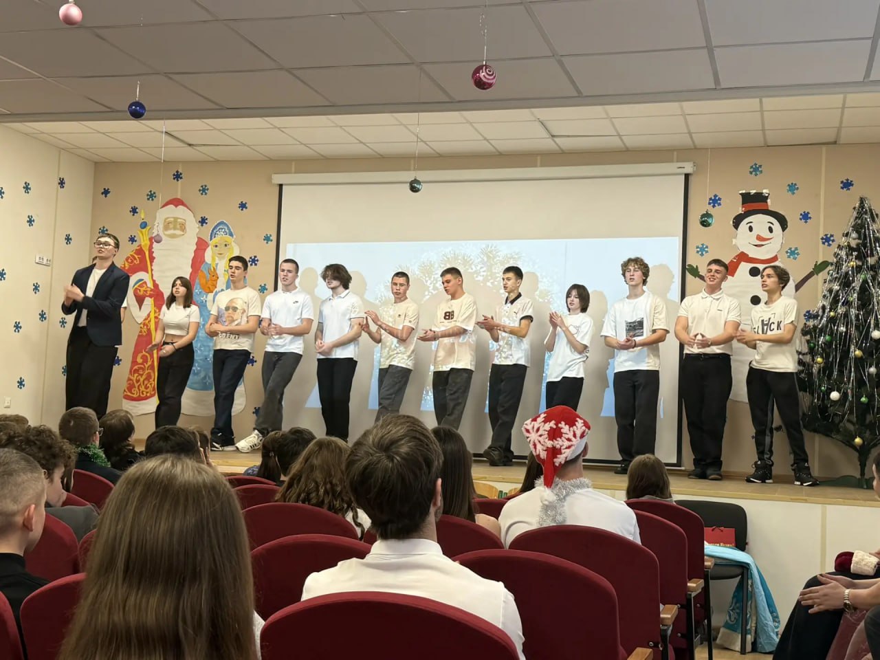 29 декабря в Тельмановской гимназии царил юмористический переполох! Состоялся традиционный новогодний КВН «Новогодняя перезагрузка», который собрал на одной сцене яркие и креативные команды из 11 класса и сборная команда... 29 декабря в Тельмановской гимназии царил юмористический переполох! Состоялся традиционный новогодний КВН «Новогодняя перезагрузка», который собрал на одной сцене яркие и креативные команды из 11 класса и сборная команда...
