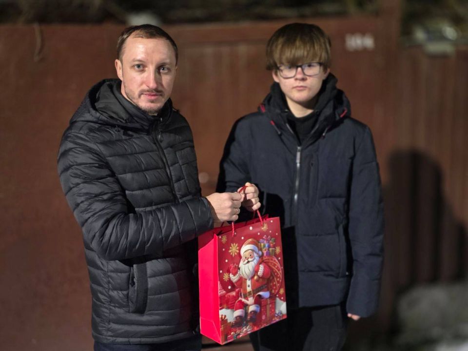Депутаты Донецкого городского совета в рамках акции "Дед МороZ zа нас" продолжают радовать юных дончан долгожданными подарками Депутаты Донецкого городского совета в рамках акции "Дед МороZ zа нас" продолжают радовать юных дончан долгожданными подарками