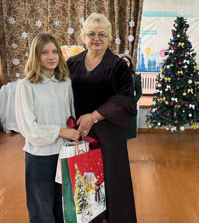 Депутаты городского совета партии "Единая Россия" вручили подарки юным снежнянцам в преддверии новогодних праздников Депутаты городского совета партии "Единая Россия" вручили подарки юным снежнянцам в преддверии новогодних праздников