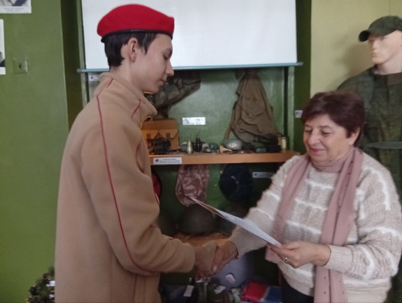 27 декабря в донецкой школе N29, в музее "Звёзды Легиона" состоялось торжественное вручение грамот ученикам школы, юнармейцам отряда "Легионеры" за активное участие в деятельности музея и сохранении памяти подразделения... 27 декабря в донецкой школе N29, в музее "Звёзды Легиона" состоялось торжественное вручение грамот ученикам школы, юнармейцам отряда "Легионеры" за активное участие в деятельности музея и сохранении памяти подразделения...