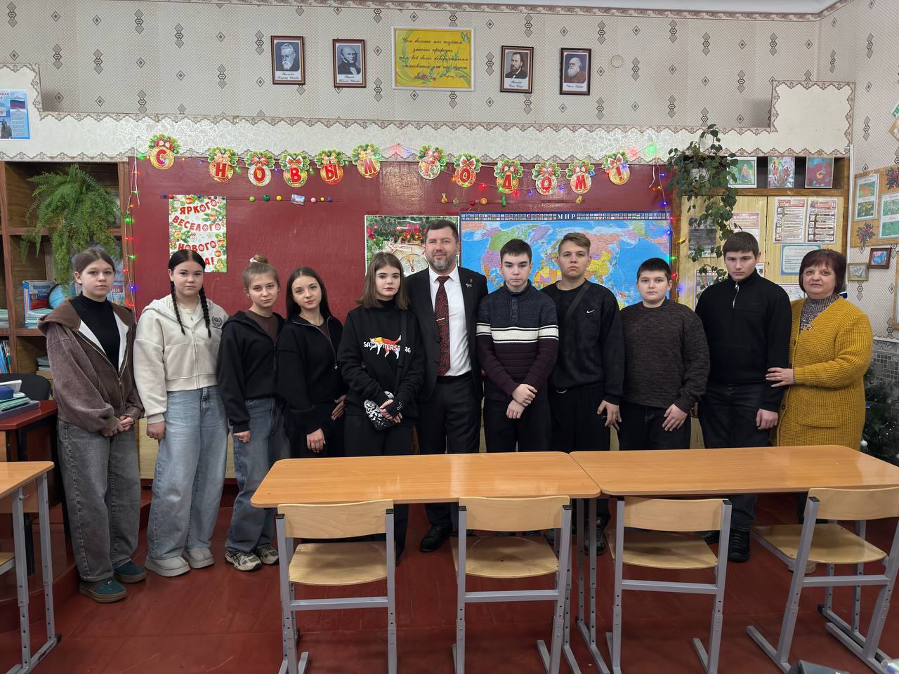 Депутаты городского совета партии "Единая Россия" вручили подарки юным снежнянцам в преддверии новогодних праздников