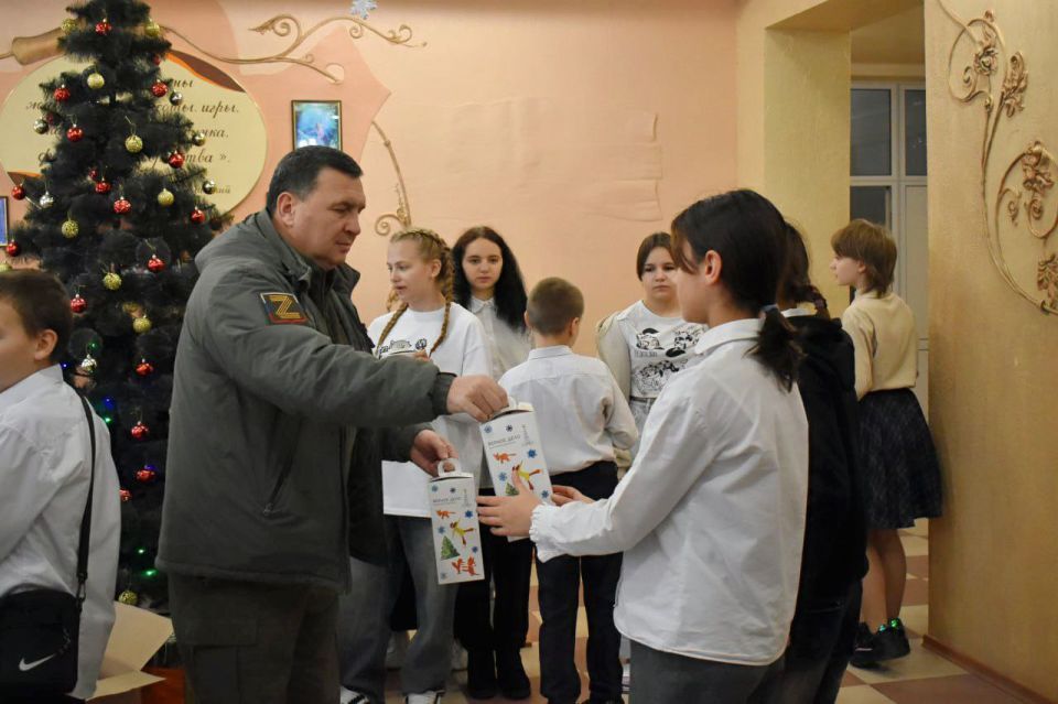 Игорь Лызов: Праздник приходит в каждый дом: «Единая Россия» поздравила воспитанников Амвросиевского детского дома «Росток» Игорь Лызов: Праздник приходит в каждый дом: «Единая Россия» поздравила воспитанников Амвросиевского детского дома «Росток»