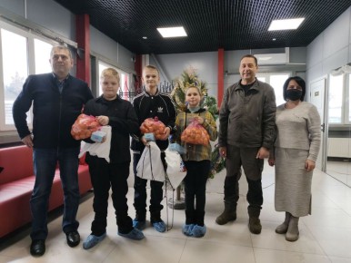 Теплые моменты. Сегодня в спортивном комплексе «Северный характер» сделали подарки детям с ограниченными возможностями, благодаря поддержке Центр социального обслуживания населения «Забота» Тазовского района