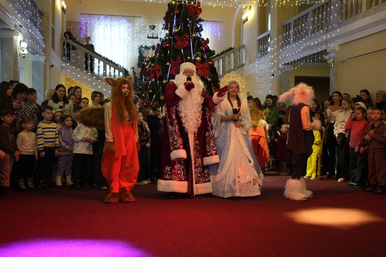 В Донецком республиканском академическом молодёжном театре стартовала новогодняя феерия В Донецком республиканском академическом молодёжном театре стартовала новогодняя феерия