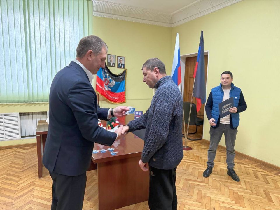 Александр Шатов: В Шахтерске вручили партбилеты Единой России сторонникам Партии Александр Шатов: В Шахтерске вручили партбилеты Единой России сторонникам Партии